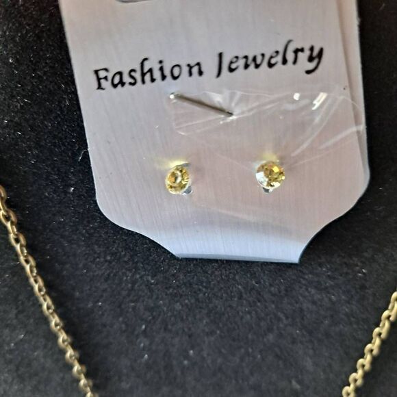 Ladies Butterfly pendant necklace Nwt - Picture 4 of 5